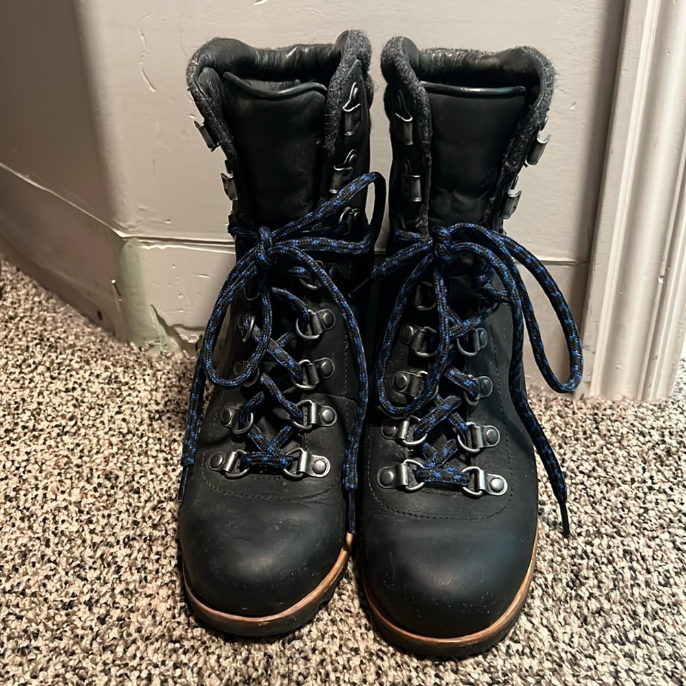 Sorel Size 7 
Snow boots
Worn 2x